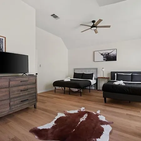 The Mad Hatter - Heated Pool Gameroom & More